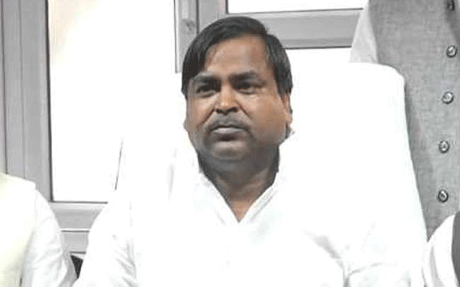 gayatriprasadprajapati’scloseaidesurrendersingangrapecase